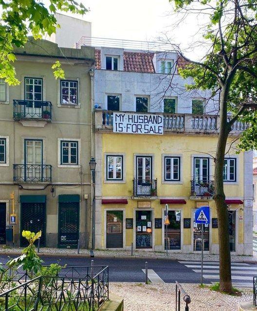 <p>"Kocamı satılığa çıkardım" yazılı pankart...</p>

<p> </p>
