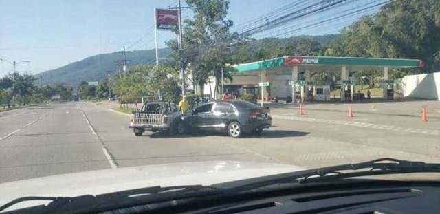 <p>Boş caddede trafik kazasına karışmayı başarabilen iki araç... </p>
<p> </p>