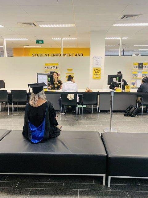<p>"Kız arkadaşımın mezuniyet töreni virüs nedeniyle iptal edildi. Bu nedenle öğrenci işlerinden diplomasını almak zorunda kaldı."</p>

<p> </p>
