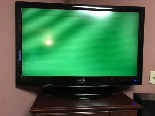 <p>"Aile karantinasının ilk gününde televizyon bozuldu."</p>

<p> </p>
