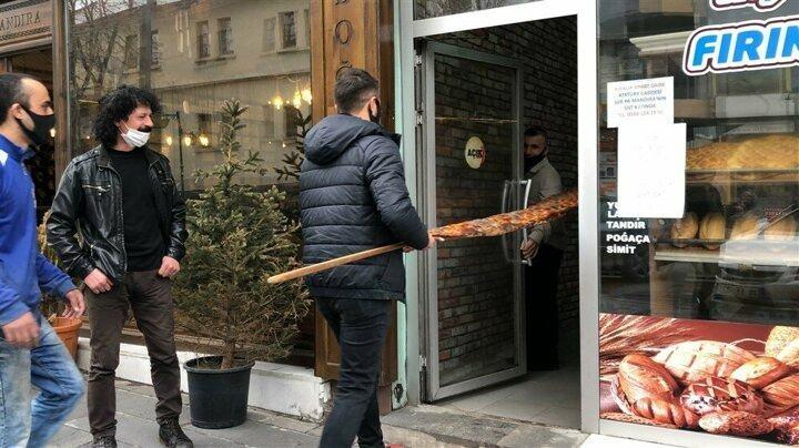 <p>Kars'ta bir ekmek fırını, 14 kilo hamurdan 2 metre 20 santim uzunluğunda 'Evde Kal T&uuml;rkiye/ Kars' yazılı ramazan pidesi &ccedil;ıkardı. Susamlı-yumurtalı pide, a&ccedil;ık artırmayla 150 TL'ye satıldı. Fırın sahibi Mustafa Kaya da bu uygulamayla vatandaşlara 'evde kal' mesajını hatırlatmak istediklerini belirtti.</p>

<p>&nbsp;</p>
