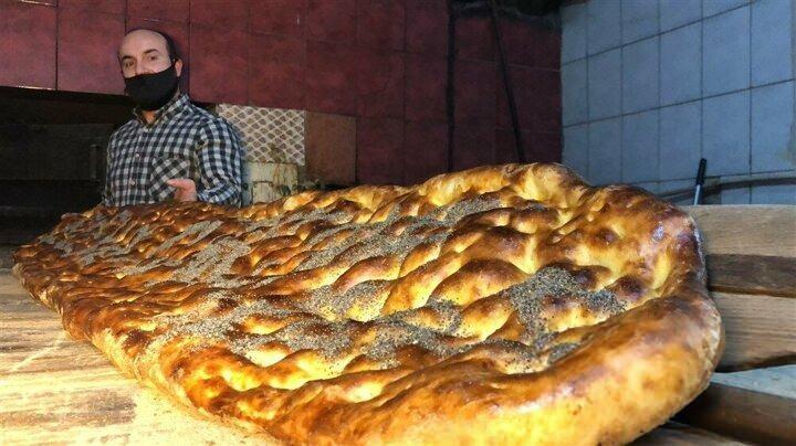 <p>Fırın sahibi Mustafa Kaya, ustalarıyla birlikte fırından &ccedil;ıkardığı 2,5 metre uzunluğundaki pideyi iş yerinin &ouml;n&uuml;ne alarak vatandaşlara 'evde kal' &ccedil;ağrısında bulundu.</p>
