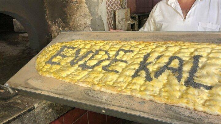 <p>&Ouml;zel pide, fırına gelen m&uuml;şterilerin yoğun ilgi g&ouml;stermesi &uuml;zerine a&ccedil;ık artırma usul&uuml;yle satışa &ccedil;ıkarıldı.</p>
