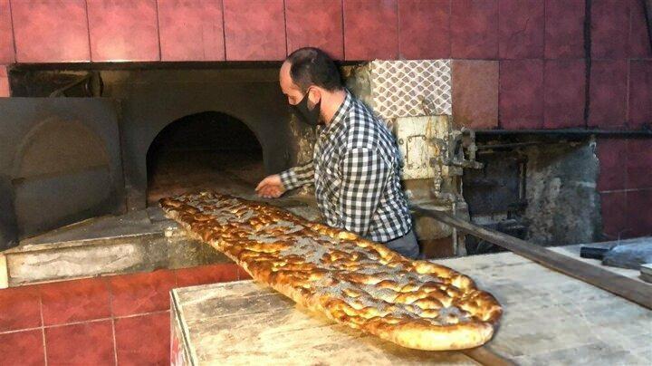 <p>Pideyi satın alan Tayfun Boy, komşularına da ikram etmek i&ccedil;in pideyi satın aldığını s&ouml;yledi.</p>
