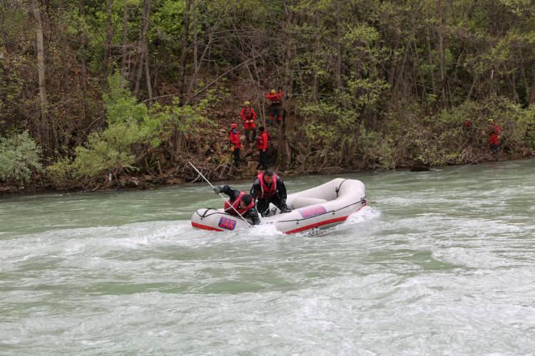 <p>17 Mart tarihinde Ovacık karayolu Anafatma Köprüsü mevkisinde Munzur Çayı'nda eğitim sırasında içinde 4 askeri personelin bulunduğu rafting botu devrilmiş, 3 personel kendi imkanlarıyla kıyıya çıkmış, 36 yaşındaki Uzman Çavuş Yılmaz Güneş ise çaya düşerek kaybolmuştu.</p>