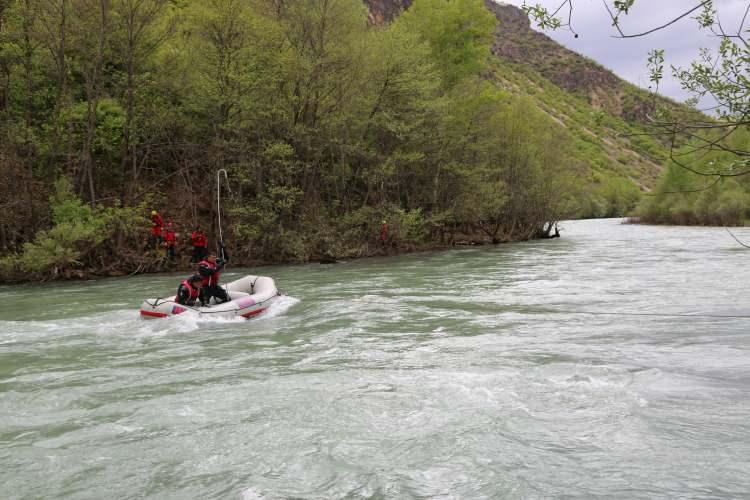 <p>Olayın ilk gününden itibaren başlatılan arama çalışmaları, Munzur Çayı ve Uzunçayır Baraj Gölü'nde devam ediyor. Arama çalışmalarına JÖAK, JAK ve SAK'ların yanı sıra dalgıç polisler, AFAD, emniyet, jandarma ve gönüllüler de katılıyor. Munzur Çayı’nda tespit edilen alanlarda sonda ile yapılan arama çalışmalarında su altı kameralar da kullanılıyor.</p>