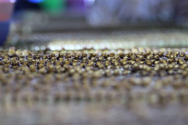 <p>Arı sütünü gram gram sağıp kilosunu 7 bin liraya satıyoruz.</p>