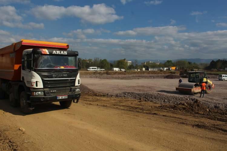 <p>Kocaeli’nin Derince ilçesinde bulunan Derince Eğitim ve Araştırma Hastanesi’nin yanında bulunan eski askeri hastane alanına inşa edilen ve 250 yataklı olması planlanan sahra hastanesinde çalışmalar sürüyor.</p>