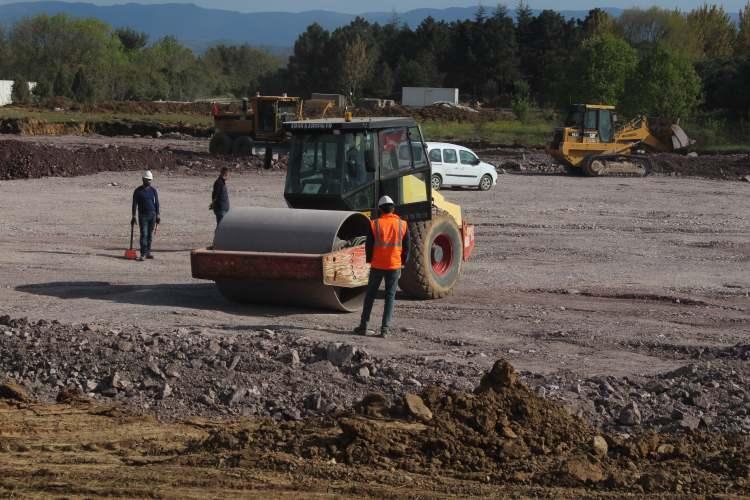<p>Korona virüs tedbirleri kapsamında uygulanan sokağa çıkma kısıtlamasından muaf tutulan firma alanda çalışmalarını hız kesmeden sürdürüyor.</p>