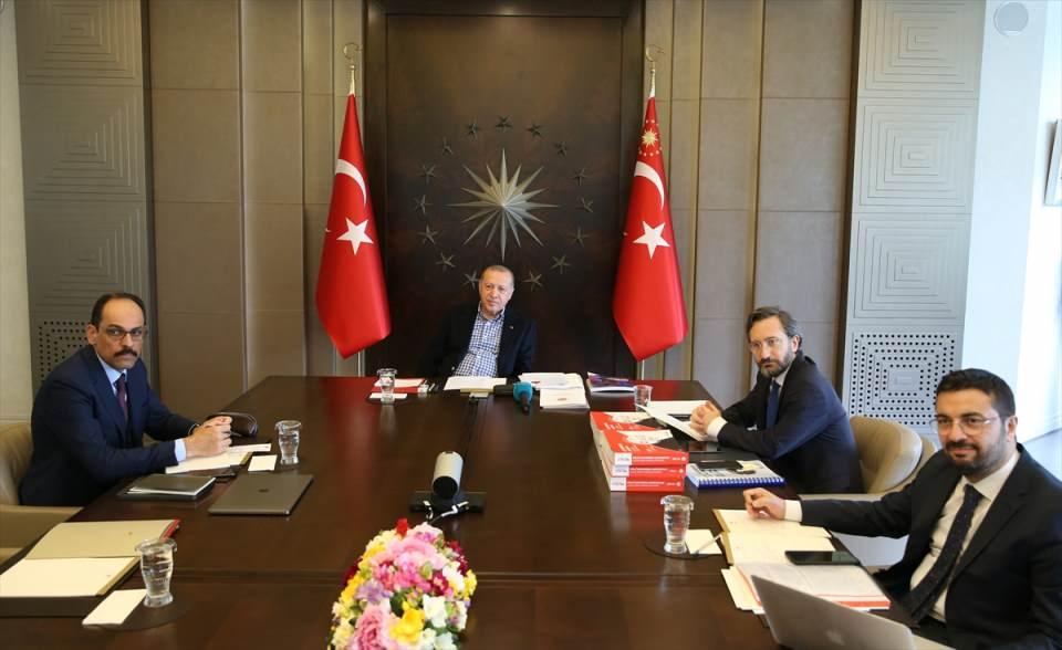 <p>Görüşmede, İletişim Başkanı Fahrettin Altun ve Cumhurbaşkanlığı Sözcüsü İbrahim Kalın da yer aldı.</p>

<p> </p>
