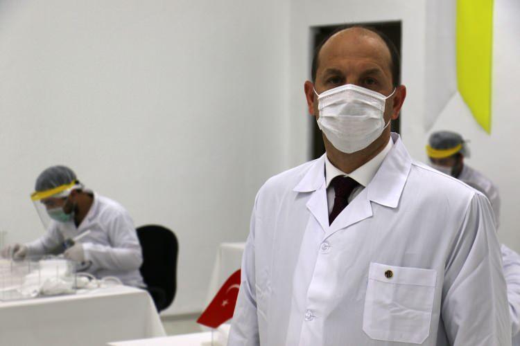 <p>"Bez maske üretiminde 10 milyona ulaşıldı"</p>
<p>Milli Savunma Bakanlığı tarafından haftalık bez maske üretiminin 10 milyona ulaştığını ifade eden Akdere, "MKEK olarak cerrahi maske diye bilinen bez maskeden, haftada 6,5 milyon adet üretiyoruz. Askeri dikimevlerimiz ile birlikte Milli Savunma Bakanlığımızın haftalık bez maske üretimi 10 milyon adete ulaştı. İhtiyaç halinde bu kapasiteyi daha da arttırabilecek imkana sahibiz" ifadelerini kullandı.</p>