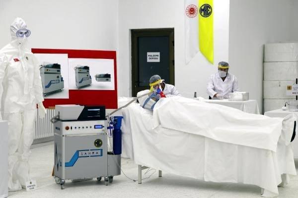 <p>MİLLİ Savunma Bakanlığına bağlı fabrika ve dikimevlerinde koronavirüsle mücadele kapsamında haftada 10 milyon maske üretimine ulaşıldı. Sadece Makina ve Kimya Endüstrisi Kurumu (MKEK) fabrikasında haftada 6,5 milyon maske üretiliyor. MKEK Genel Müdürü Yasin Akdere, ihtiyaç halinde bu kapasiteyi daha da artırabilecek imkana sahip olduklarını belirtti. Akdere, yerli ve milli imkanlarla ürettikleri solunum cihazında ise bir ay içinde seri üretime geçileceğini kaydetti.</p>

