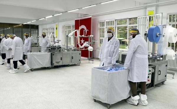 <p>Milli Savunma Bakanlığı, koronavirüs salgını ile mücadele kapsamında artan maske ve diğer tıbbi malzeme ihtiyacını karşılayabilmek için tüm imkanlarını seferber etti. Bakanlığın bir kuruluşu olan MKEK'e ait MAKSAM Makina ve Maske Fabrikası'nda da bu kapsamda üretim kapasitesi yüzde yüz oranında artırıldı. Fabrikada 210 işçi, 3 vardiya halinde 7 gün 24 saat üretim yapıyor. Fabrikada haftada 6,5 milyon cerrahi maske üretilirken, siperlik, KBRN maske, sağlık personellerinin kullandığı N95 maske, gözlük, tulum, eldiven, dezenfektan gibi malzemeler de uluslararası standartlara uygun olarak son teknoloji ile yapılıyor. Üretimde çalışan işçiler için koronavirüse karşı tüm tedbirler alınmış durumda. İşçilerin ateşleri hem fabrikaya girişte hem de çıkışta ölçülürken, temizlik ve dezenfeksiyon çalışmaları da aralıksız yapılıyor <br />
 </p>
