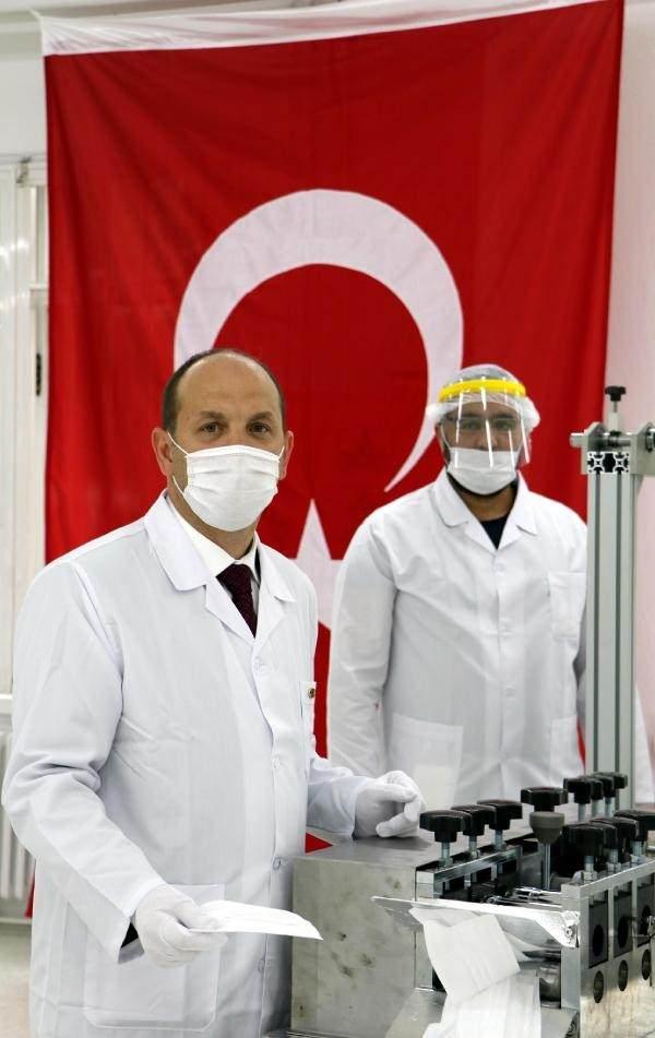<p>'SOLUNUM CİHAZINDA 1 AY İÇİNDE SERİ ÜRETİME GEÇİYORUZ'<br />
<br />
MKEK Genel Müdürü Yasin Akdere, yüzde yüz yerli ve milli imkanlar kullanılarak ürettikleri 'Sahra' adlı mekanik solunum cihazı ile ilgili de bilgi verdi. Cihazla ilgili hazırladıkları prototipi Milli Savunma Bakanı Hulusi Akar'a sunduklarını belirten Akdere, tasarımından yazılımına kadar tamamen Türk mühendisler tarafından üretilen Sahra'nın modüler yapıya sahip olduğunu belirtti. </p>