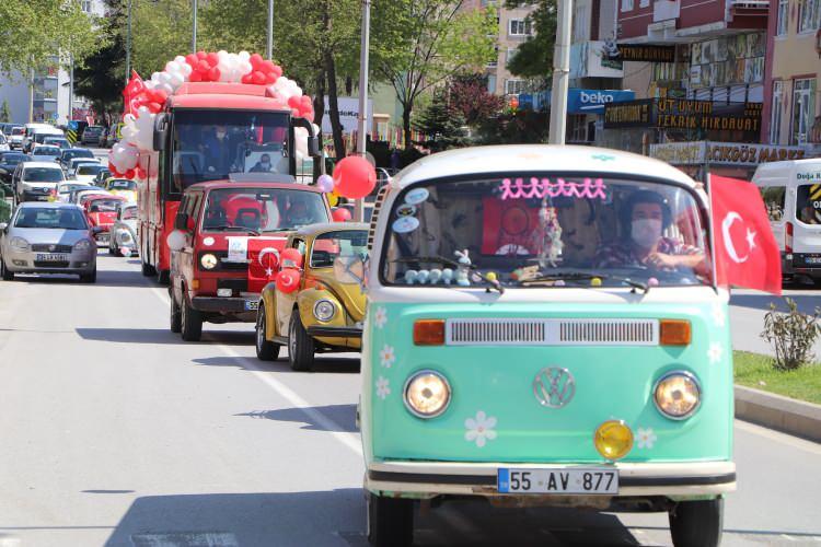 <p>Samsun İl Milli Eğitim Müdürlüğü tarafından 23 Nisan Ulusal Egemenlik ve Çocuk Bayramı ve TBMM’nin kuruluşunun 100. yılı nedeniyle bir kutlama programı düzenlendi. 1 haftadır öğrenciler evlerinde aileleri ve öğretmenlerinin desteği ile birçok etkinlik yaptı. Evlerini ve balkonlarını "evimiz okulumuz" diyerek süslediler. Büyük gün için ise bir konvoy tertip edildi.</p>