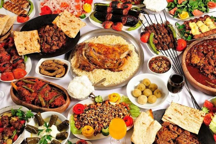 <p><span style="color:#800080"><strong>Tane tane seçilen yemeklerden özenle hazırlanan sofraların birbirinden farklı gelenekleri Osmanlı döneminde yer alıyordu.</strong></span></p>
