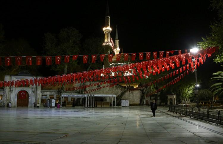 <p>Önceki yıllarda ramazan ayında ailelerin çocukları, misafirleri, akrabalarıyla gelip doldurduğu meydanlarda, sadece güvenlik tedbiri alan polis ekipleri yer aldı. Boş meydanlardaki kediler de güzel görüntüler oluşturdu. </p>

<p> </p>
