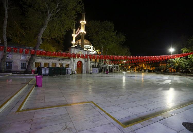 <p>Her yıl vatandaşlar tarafından ziyaret edilen Fatih'teki Oruç Baba Türbesi de sessizliğin hakim olduğu adreslerden biri oldu.<br />
 </p>
