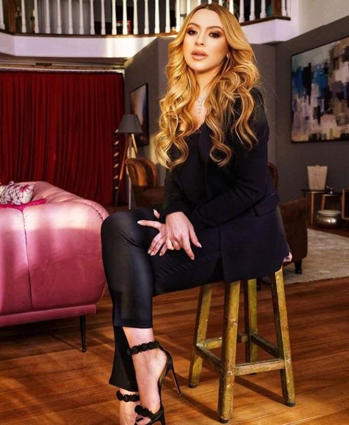 <p>Sosyal medyadaki paylaşımlarıyla dikkatleri çeken Hadise, bu defa evinin bahçesinde çekilen pozlarını hayranlarının beğenisine sundu. Instagram'da 11,5 milyon takipçisi olan Hadise, bahçede çekilen fotoğraflarını "Bahar hisleri" notuyla paylaştı. Şarkıcının paylaşımları kısa sürede 333 bin beğeniyi aştı.</p>
