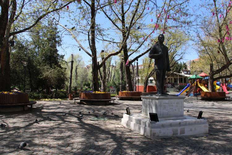 <p>Sokağa çıkma kısıtlamasının ardından Başkent’in en işlek cadde, sokak ve parkları boşaldı. Sıradan günlerde insan yoğunluğunun fazla olduğu yerlerde sokak hayvanları dolaşırken, parklarda ise rengarenk çiçekler açtı.</p>