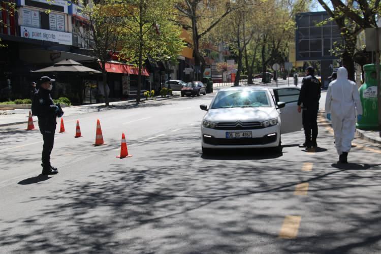 <p>23 Nisan itibariyle başlayan sokağa çıkma kısıtlamasının ardından Ankara’nın en işlek cadde, sokak ve parkları sessizliğe büründü. Sıradan günlerde insan yoğunluğunun fazla olduğu yerler, sokak hayvanlarının rahatça dolaştığı, sessiz bölgelere dönüştü. Ayrıca, ilkbaharın da gelişiyle Başkent’in boş kalan park ve bahçelerinde rengarenk çiçekler açtı.<br />
</p>