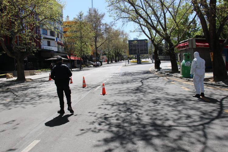 <p>Ankara’nın söz konusu manzaraları; sokağa çıkma kısıtlamasının üçüncü gününde Çankaya’da Atatürk Bulvarı, Cinnah Caddesi, Mithatpaşa Caddesi, Tunalı Hilmi Caddesi ve Kuğulu Park ile Altındağ’da Talatpaşa Bulvarı ve Ankaralıların Ramazan Ayı'nda en çok tercih ettikleri yerlerden olan Hamamönü sokaklarında görüntülendi.<br />
</p>