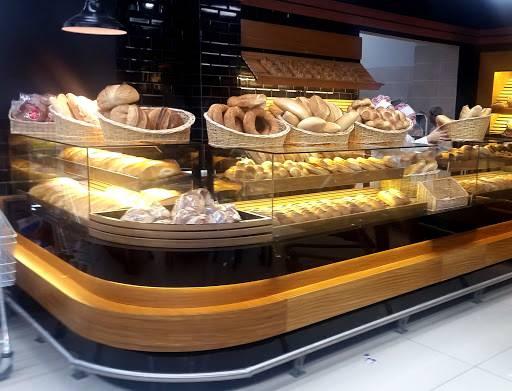 <p>Sokağa çıkma kısıtlaması/yasaklamasının olduğu 23.04.2020 Perşembe ve 24.04.2020 Cuma günleri marketler ve bakkallar 09.00-14.00 saatleri arasında faaliyet gösterebilecek, vatandaşlarımız (65 yaş ve üzeri ile 20 yaş ve altında bulunanlar hariç olmak üzere) zorunlu ihtiyaçlarının karşılanması ile sınırlı olmak ve araç kullanmamak şartıyla (engelli vatandaşlarımız hariç) ikametlerine en yakın market ve bakkallara gidip gelebilecektir. Aynı saatler arasında marketler ve bakkallar evlere/adrese servis şeklinde de satış yapabileceklerdir.</p>