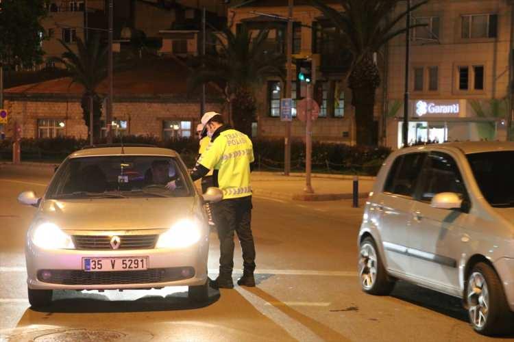 <p>İ&ccedil;işleri Bakanlığınca 30 b&uuml;y&uuml;kşehir ve Zonguldak'ta 2 g&uuml;n s&uuml;ren sokağa &ccedil;ıkma kısıtlamasının sona ermesiyle İzmir'de polis ekipleri işlek yerlerde denetim yaptı.</p>

<p>&nbsp;</p>
