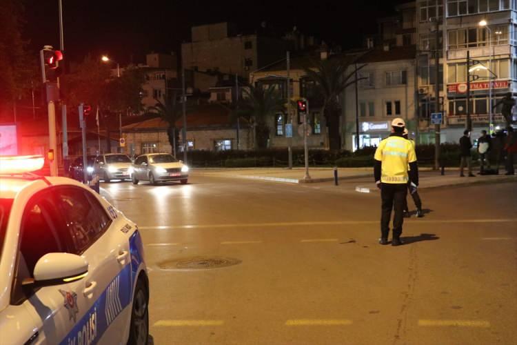 <p>Bakanlık tarafından 17 Nisan Cuma g&uuml;n&uuml; yayımlanan genelgeyle yeni tip koronavir&uuml;sle (Kovid-19) m&uuml;cadele kapsamında uygulanan 48 saatlik sokağa &ccedil;ıkma kısıtlaması sona erdi.&nbsp;</p>
