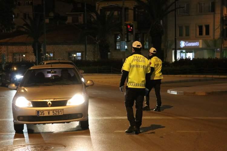 <p>Bu kapsamda kentin işlek noktalarında uygulama yapan polis ekipleri, yaş, kimlik ve ehliyet denetimi yaptı.&nbsp;</p>
