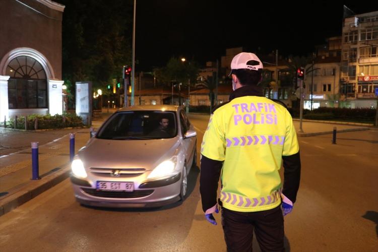 <p>Uygulamaya takılan sanat&ccedil;ı İzzet Yıldızhan, polis ekiplerine g&ouml;revlerinde kolaylıklar diledi.&nbsp;</p>

<p>&nbsp;</p>
