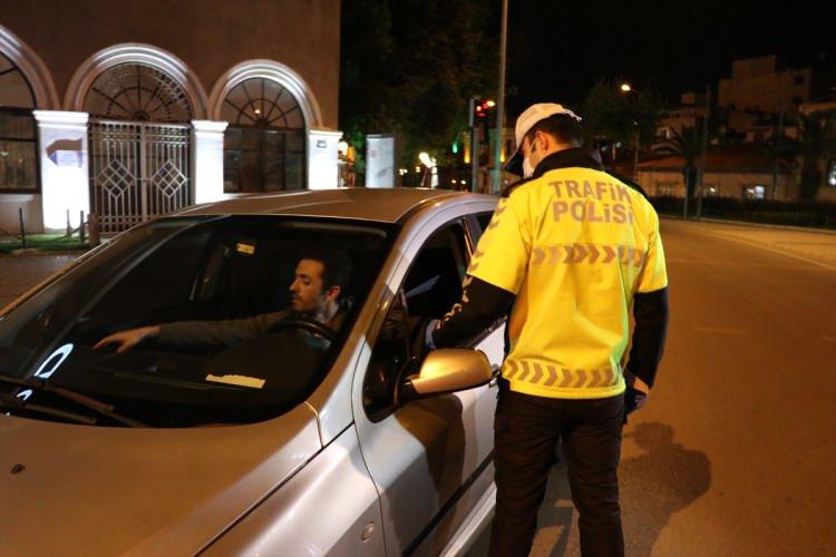 <p>Ayrıca, ekiplerce yapılan denetimlerde sokağa &ccedil;ıkma kısıtlaması s&uuml;resince yasağa uymayan 15 kişi hakkında adli, 1452 kişi hakkında idari işlem yapıldı.<br />
&nbsp;</p>
