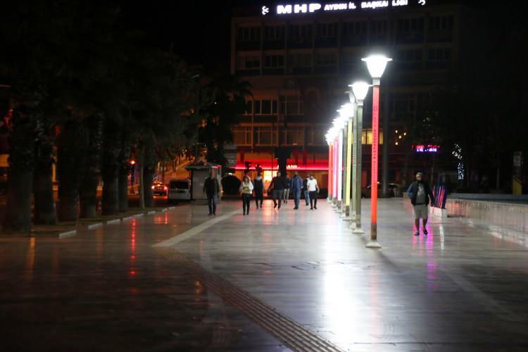 <p>Kısıtlamanın kaldırılmasının ardından Aydın'da işlek noktalarından Adnan Menderes Bulvarı ile Atat&uuml;rk Kent Meydanı'nda vatandaşlar sokağa &ccedil;ıktı.</p>

<p>&nbsp;</p>
