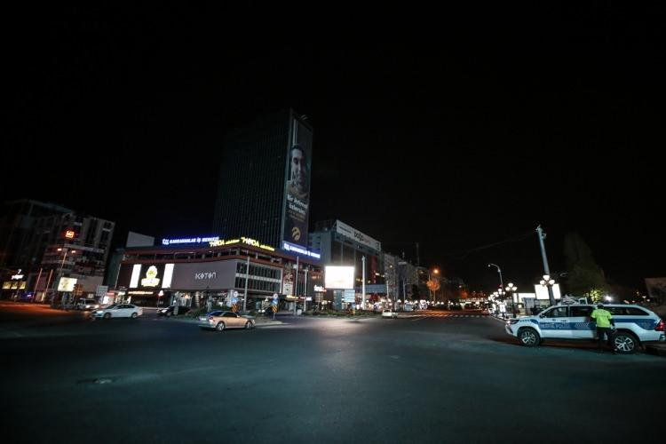 <p>Kısıtlamanın kaldırılmasının ardından Ankara'nın işlek noktalarından olan Kızılay 15 Temmuz Milli İrade Meydanı'nda ara&ccedil;lar trafiğe &ccedil;ıktı.</p>
