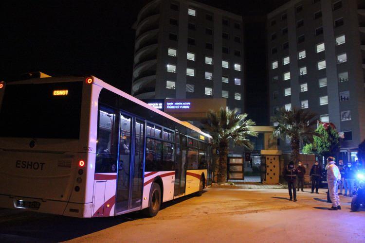 <p>Tayland'dan uçakla Türkiye'ye getirilen 82 Türk vatandaşı, korona virüs (Covid-19) önlemleri kapsamında İzmir'deki öğrenci yurduna yerleştirildi.</p>