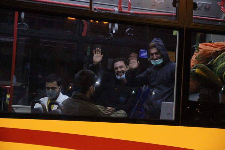<p>Sağlık kontrolünden geçirildikten sonra yurda yerleştirilenlerin 14 gün karantinada kalacağı öğrenildi.</p>