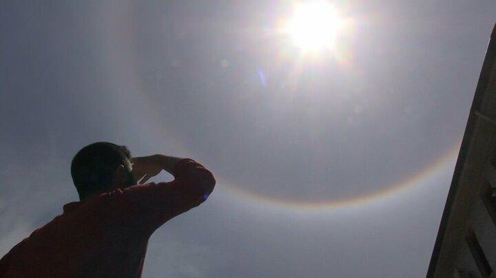 <p>Tokat'ta, bug&uuml;n &ouml;ğle saatlerinde g&uuml;neşin etrafında 'g&uuml;neş halesi' adı verilen halka oluştu. Gazi Osman Paşa Bulvarı &uuml;zerinde bulunan esnaf, hem cep telefonları ile o anları kaydetti, hem de yaklaşık 30 dakika s&uuml;ren doğa olayını &ccedil;ıplak g&ouml;zle izledi. Onlarca kişi de kentin her yerinden g&ouml;r&uuml;len bu anın fotoğraf ve videolarını &ccedil;ekerek, sosyal medya hesaplarından paylaştı.</p>
