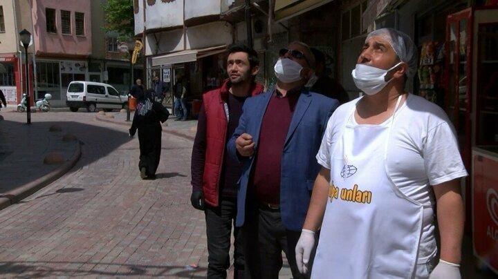 <p>''ANI OLSUN DİYE FOTOĞRAFINI &Ccedil;EKTİM"<br />
​<br />
​ G&ouml;ky&uuml;z&uuml;ne bakarken halkayı fark ettiğini s&ouml;yleyen esnaf Adem Şimşek, "Değişik ve farklı bir olaydı. Cep telefonu ile &ccedil;ekip sosyal medyada paylaştım. İlk defa denk geldiğim i&ccedil;in fotoğrafını &ccedil;ektim. Arkadaşlarımla da paylaştım. Onların da hoşuna gitti, beğendiler. Yarım saat s&uuml;rd&uuml;" dedi.</p>
