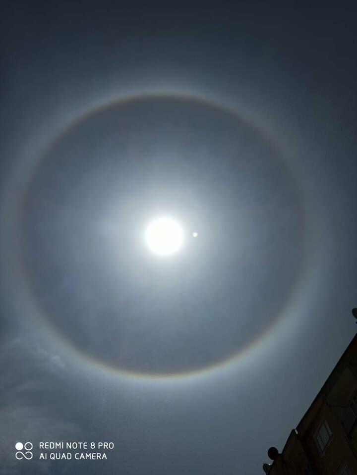 <p>"30 İLE 45 DAKİKA KADAR S&Uuml;RD&Uuml;"<br />
​<br />
​ Bakkal işleten Ebubekir Savaşan ise, "Bug&uuml;n değişik bir doğa olayı ile karşılaştık. Belki ilk defa g&ouml;rd&uuml;ğ&uuml;m&uuml;z bir şeydi. Fotoğrafını sosyal medyada paylaştık. G&ouml;r&uuml;nt&uuml;y&uuml; incelediğimizde 'g&uuml;neş halesi' adı ile ge&ccedil;en değişik bir doğa olayı g&ouml;rm&uuml;ş olduk. İlk defa da g&ouml;zlerimiz ile şahit olduk. Değişik bir g&ouml;kkuşağı etrafında oluşmuştu. Hoş bir g&ouml;r&uuml;nt&uuml;yd&uuml;, komşularla beraber &ccedil;ıktık seyrettik, fotoğrafını &ccedil;ektik. Daha &ouml;nce hi&ccedil; denk gelmedik, ilk defa g&ouml;rd&uuml;ğ&uuml;m&uuml;z bir şeydi. &Ccedil;ıplak g&ouml;zle rahatlıkla g&ouml;r&uuml;lebiliyordu. Ge&ccedil;iş s&uuml;reci 30 ile 45 dakika kadar s&uuml;rd&uuml;" şeklinde konuştu.</p>
