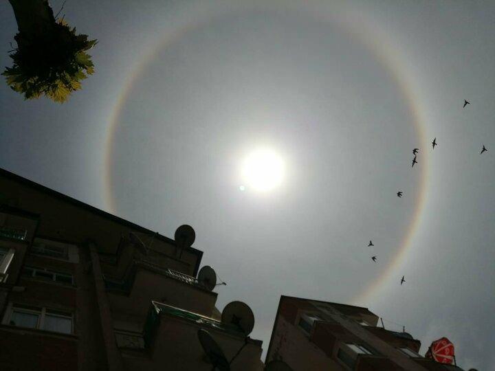 <p>G&Uuml;NEŞ HALESİ NEDİR?<br />
​<br />
​ Tarihte eski inanışlara g&ouml;re g&uuml;neşin etrafında oluşan halka olan hale, yağmurun habercisi olarak nitelendiriyor. Meteoroloji biliminde de y&uuml;ksek bulutlar genellikle fırtına &ouml;ncesinde gelir, bir nebze bu eski anlayışı doğrular niteliktedir. Hale oluşumunda g&ouml;ky&uuml;z&uuml; az bulutlu ve a&ccedil;ıktır. G&ouml;ky&uuml;z&uuml;nde onlarca kilometre s&uuml;r&uuml;klenen ince buz bulutları hale oluşumunun g&ouml;stergesidir. İngilizce ismiyle 'halo clouds' olarak da isimlendirilir. Bu ince ama b&uuml;y&uuml;k bulutlar milyonlarca k&uuml;&ccedil;&uuml;k buz kristalleri barındırır. Hale şeklinde g&ouml;r&uuml;len hale dairesi, g&uuml;neşten gelen ışıkların buz kristallerine &ccedil;arparak kırılarak yansıması sonucunda oluşur. G&uuml;neş ile insan g&ouml;z&uuml; arasında ayna g&ouml;revi g&ouml;ren k&uuml;&ccedil;&uuml;k buz kristalleri, uygun a&ccedil;ı ile g&uuml;neşten &ccedil;ıkan ışının bu şekilde g&ouml;r&uuml;nmesini sağlar.</p>
