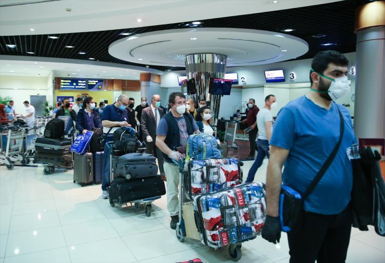 <p>Yolcuların Eskişehir'e indikten sonra çeşitli öğrenci yurtlarında 14 gün karantinaya alınacağını söyleyen Büyükelçi Yurdakul, AA muhabirine yaptığı açıklamada, "Yaklaşık 140 yolcumuzu inşallah güzel bir yolculukla ülkemize ulaştıracağız. THY'ye bu imkanı verdikleri için teşekkür ediyoruz." ifadelerini kullandı.</p>
<p> </p>