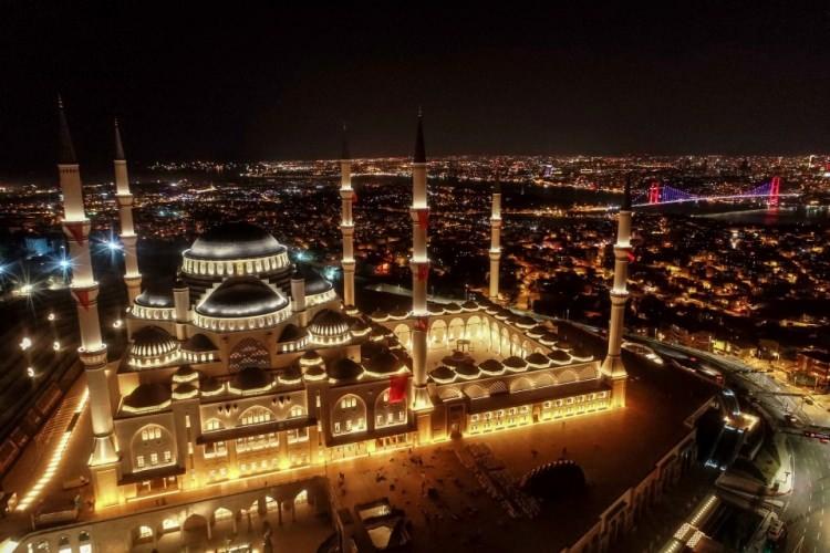 <p>Büyük Çamlıca Camisi - İstanbul</p>
