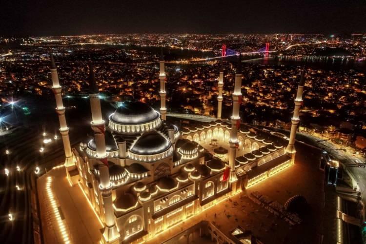 <p>Büyük Çamlıca Camisi - İstanbul</p>
