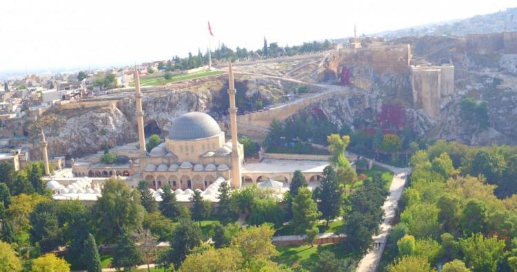<p>Dergah Camisi - Şanlıurfa'daki Balıklıgöl Yerleşkesi</p>
