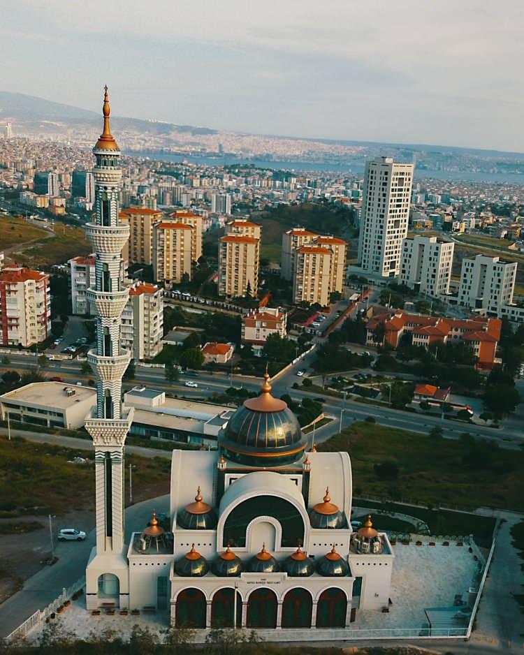 <p>Hatice Bahriye Yağcı Camisi - İzmir</p>