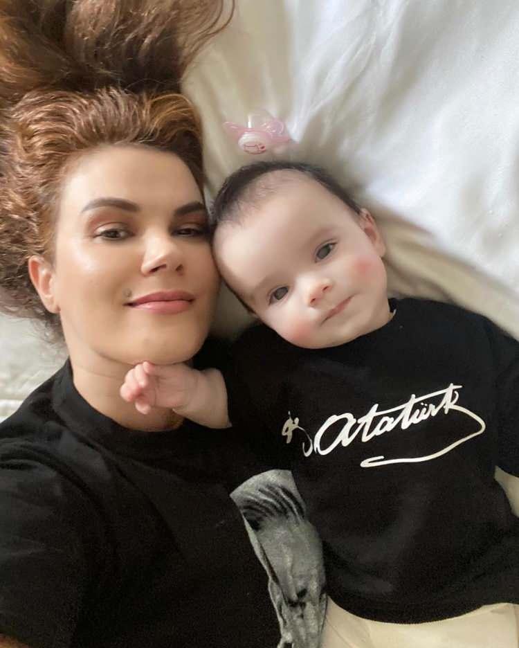 <p><strong>Tülin Şahin, bebeğiyle çekildikleri bir fotoğrafı Instagram hesabından 23 Nisan etiketiyle paylaştı.</strong></p>