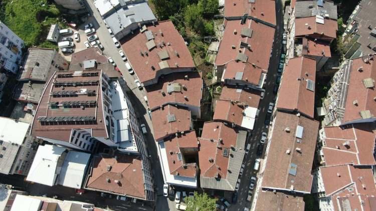 <p>26 yıldır Aşık Yunus Hazretlerine komşuluk yaptığını anlatan Erol Aldaş ise 1730 yıllarında yapıldığı bilinen türbenin etrafında daha önce cami ve medrese türü binaların olduğunun söylendiğini, yapıların yıkılmasının ardından Vakıflara ait arazinin satılmasıyla türbenin bulunduğu bölgeye apartmanların yapıldığını anlattı.</p>