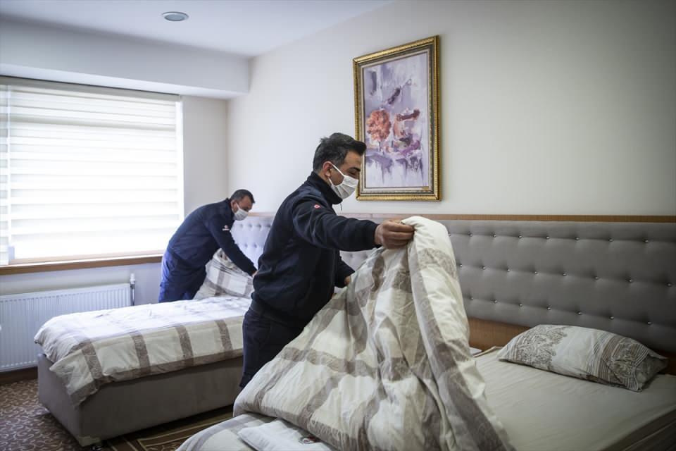 <p>Yeni tip koronavirüs (Kovid-19) önlemleri kapsamında cezaevindeki görev süreleri boyunca evlerine gitmeyip kurum içinde belirlenen bölgelerde konaklayan infaz koruma memurları ile personelin mesai süreci görüntülendi.</p>
