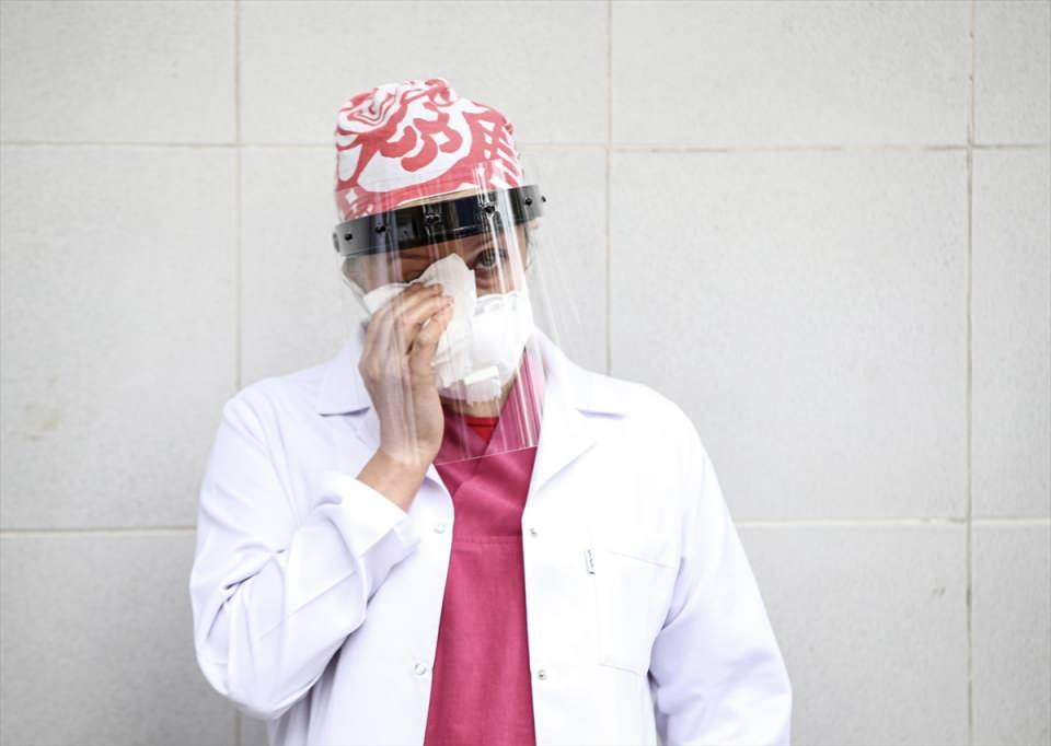 <p>Kalaycı'nın meslektaşları, ellerinde karanfillerle Nişanca Aile Sağlığı Merkezi &ouml;n&uuml;nde toplandı. Kalaycı'nın fotoğrafını taşıyan meslektaşları, 1 dakikalık saygı duruşunda bulundu. Doktorlar ve sağlık &ccedil;alışanları, daha sonra Kalaycı'nın &ccedil;alıştığı masaya karanfil bıraktı.&nbsp;</p>

<p>&nbsp;</p>
