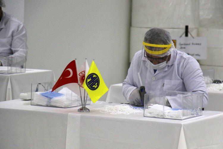 <p>"MKEK 7 gün 24 saat üretim yapıyor"</p>
<p>Milli Savunma Bakanı Hulusi Akar’ın talimatıyla koruyucu sağlık malzemesi üretiminde 7 gün 24 saat hizmet verdiklerini kaydeden Akdere, kendi ürettikleri tezgahlarla üretim kapasitelerinin yüzde 100 arttığının altını çizdi.</p>